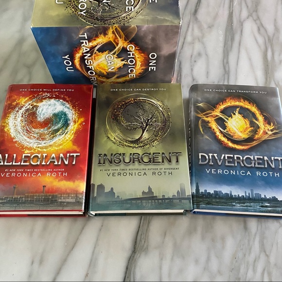 Veronica Roth’s book collection - Picture 6 of 13